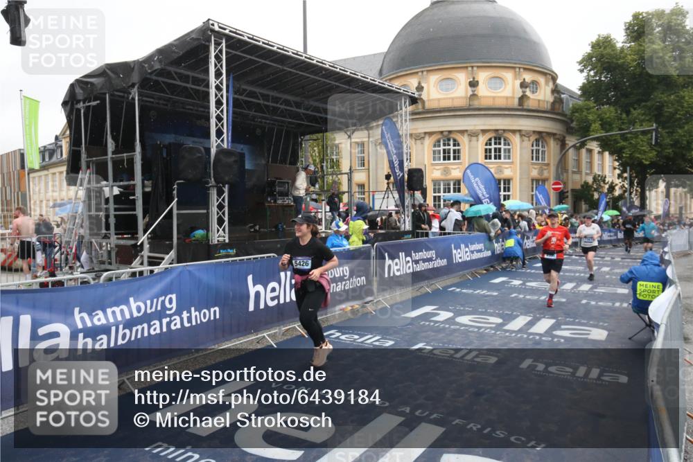 30.06.2024 - hella hamburg halbmarathon Michael Strokosch http://msf.ph/oto/6439184 30.06.2024 12:22:25 Ziel 4331, 5426, 7267, 10227 meine-sportfotos.de