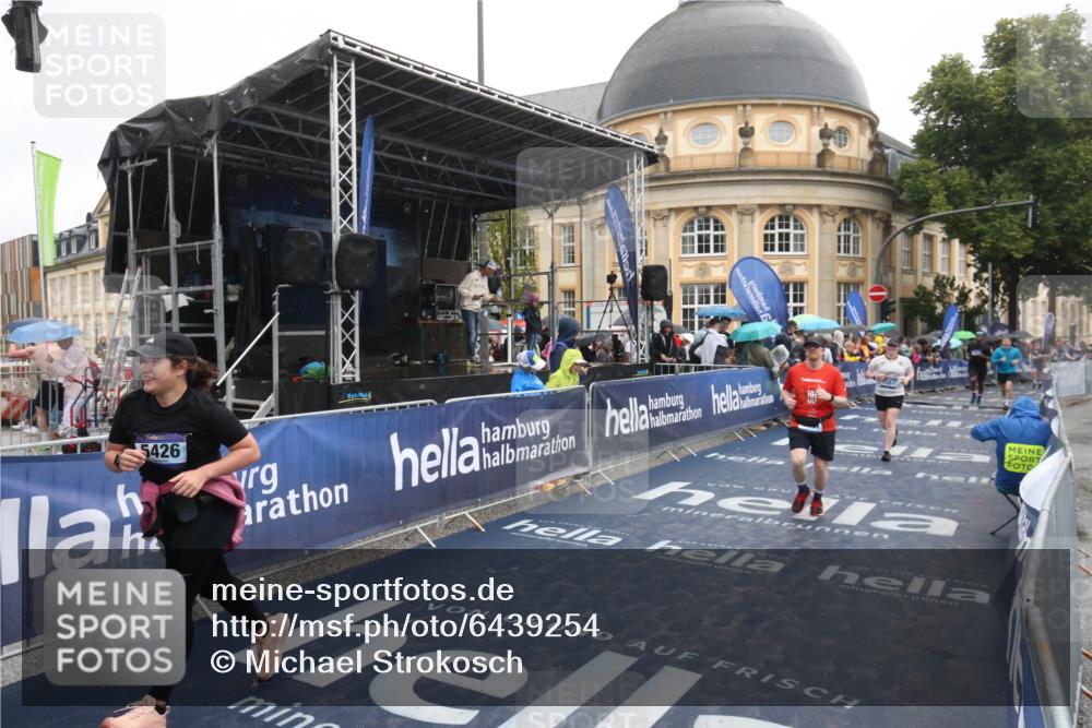 30.06.2024 - hella hamburg halbmarathon Michael Strokosch http://msf.ph/oto/6439254 30.06.2024 12:22:26 Ziel 4331, 5426, 5614, 7267, 10227 meine-sportfotos.de