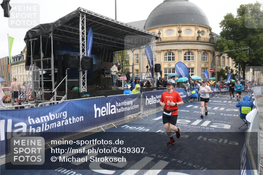 30.06.2024 - hella hamburg halbmarathon Michael Strokosch http://msf.ph/oto/6439307 30.06.2024 12:22:27 Ziel 4331, 5426, 5614, 7267, 10227 meine-sportfotos.de