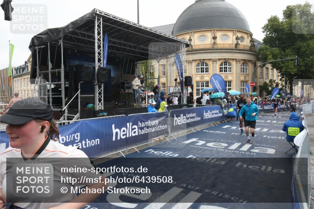 30.06.2024 - hella hamburg halbmarathon Michael Strokosch http://msf.ph/oto/6439508 30.06.2024 12:22:30 Ziel 4331, 5614, 7267, 10227 meine-sportfotos.de