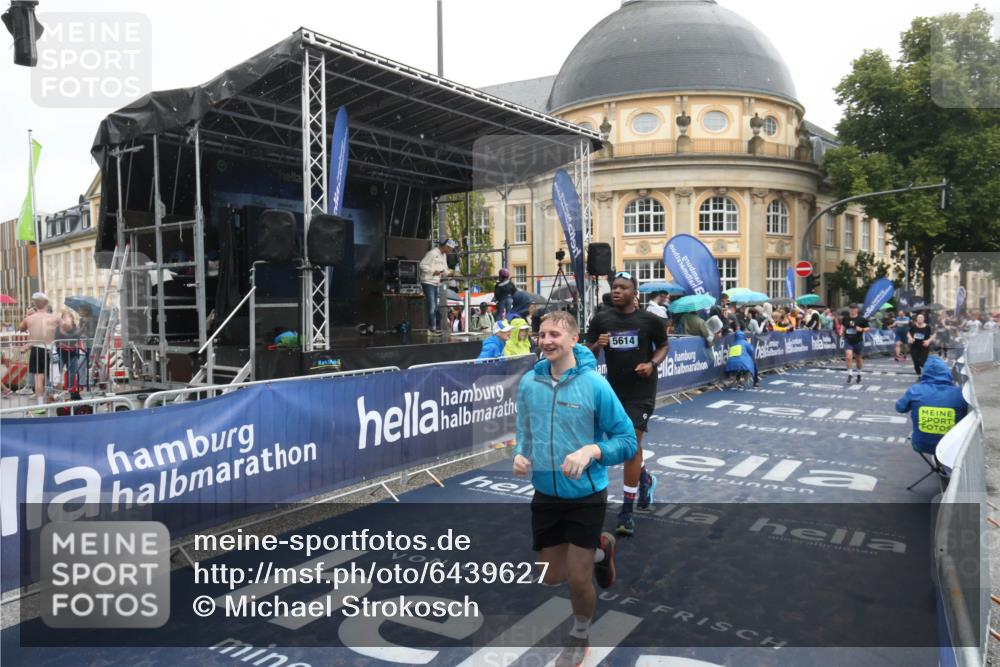 30.06.2024 - hella hamburg halbmarathon Michael Strokosch http://msf.ph/oto/6439627 30.06.2024 12:22:32 Ziel 4529, 5614, 6088, 10227 meine-sportfotos.de