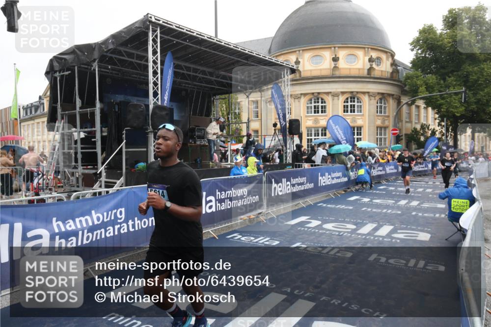 30.06.2024 - hella hamburg halbmarathon Michael Strokosch http://msf.ph/oto/6439654 30.06.2024 12:22:33 Ziel 4529, 5614, 6088, 10227 meine-sportfotos.de