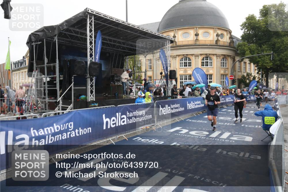30.06.2024 - hella hamburg halbmarathon Michael Strokosch http://msf.ph/oto/6439720 30.06.2024 12:22:35 Ziel 4529, 5614, 6088, 10150 meine-sportfotos.de