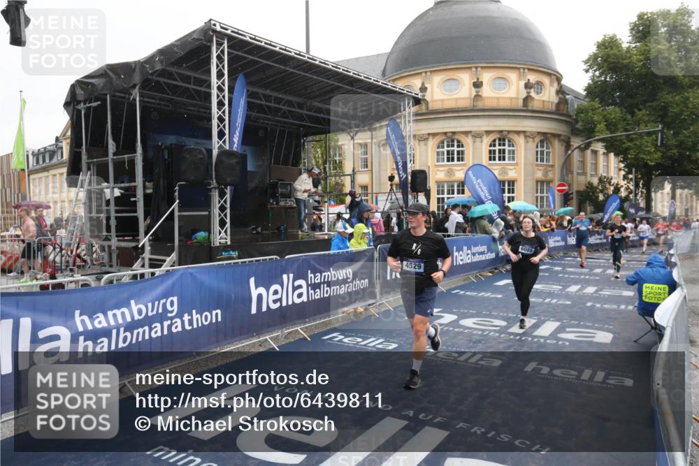 30.06.2024 - hella hamburg halbmarathon Michael Strokosch http://msf.ph/oto/6439811 30.06.2024 12:22:37 Ziel 3277, 3989, 4529, 6088, 10150 meine-sportfotos.de