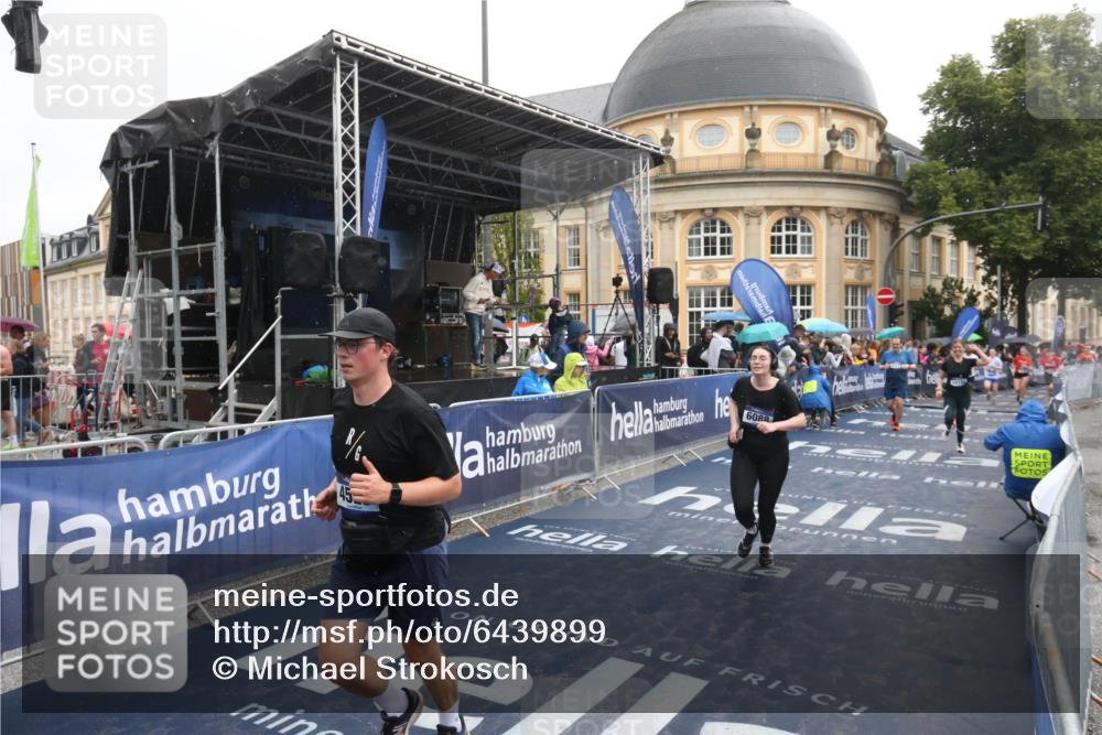 30.06.2024 - hella hamburg halbmarathon Michael Strokosch http://msf.ph/oto/6439899 30.06.2024 12:22:38 Ziel 2789, 3277, 3989, 4529, 6088, 8049, 10150 meine-sportfotos.de