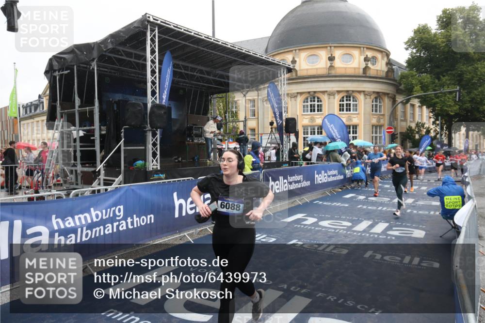 30.06.2024 - hella hamburg halbmarathon Michael Strokosch http://msf.ph/oto/6439973 30.06.2024 12:22:39 Ziel 2789, 3277, 3989, 4191, 4529, 6088, 8049, 10150, 10776 meine-sportfotos.de