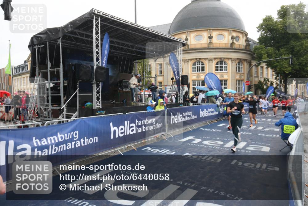 30.06.2024 - hella hamburg halbmarathon Michael Strokosch http://msf.ph/oto/6440058 30.06.2024 12:22:40 Ziel 2789, 3277, 3989, 4191, 4529, 6088, 8049, 10150, 10776 meine-sportfotos.de