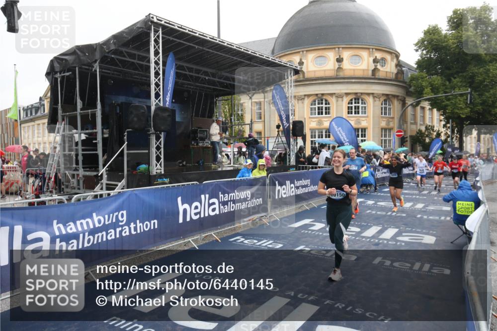 30.06.2024 - hella hamburg halbmarathon Michael Strokosch http://msf.ph/oto/6440145 30.06.2024 12:22:41 Ziel 2789, 3277, 3989, 4191, 6088, 8049, 10150, 10776, 11735 meine-sportfotos.de