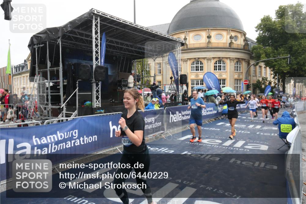 30.06.2024 - hella hamburg halbmarathon Michael Strokosch http://msf.ph/oto/6440229 30.06.2024 12:22:42 Ziel 2789, 3277, 3989, 4191, 8049, 10150, 10776, 11735 meine-sportfotos.de