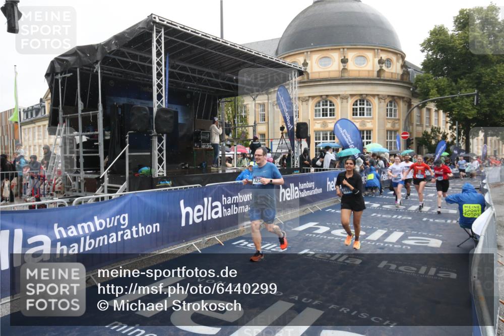 30.06.2024 - hella hamburg halbmarathon Michael Strokosch http://msf.ph/oto/6440299 30.06.2024 12:22:43 Ziel 2789, 3277, 3989, 4191, 8049, 10150, 10776, 11735 meine-sportfotos.de