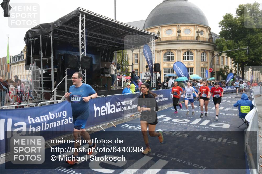 30.06.2024 - hella hamburg halbmarathon Michael Strokosch http://msf.ph/oto/6440384 30.06.2024 12:22:44 Ziel 2789, 3277, 3989, 4191, 8049, 8273, 10150, 10776, 11735 meine-sportfotos.de