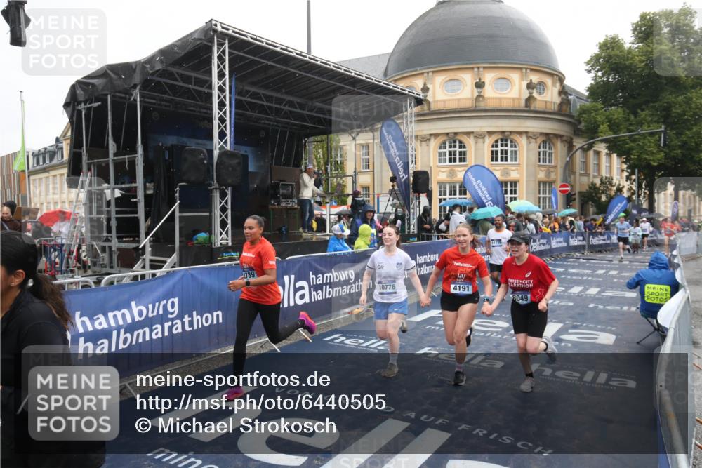 30.06.2024 - hella hamburg halbmarathon Michael Strokosch http://msf.ph/oto/6440505 30.06.2024 12:22:45 Ziel 2789, 3277, 3989, 4191, 8049, 8273, 10776, 11735 meine-sportfotos.de