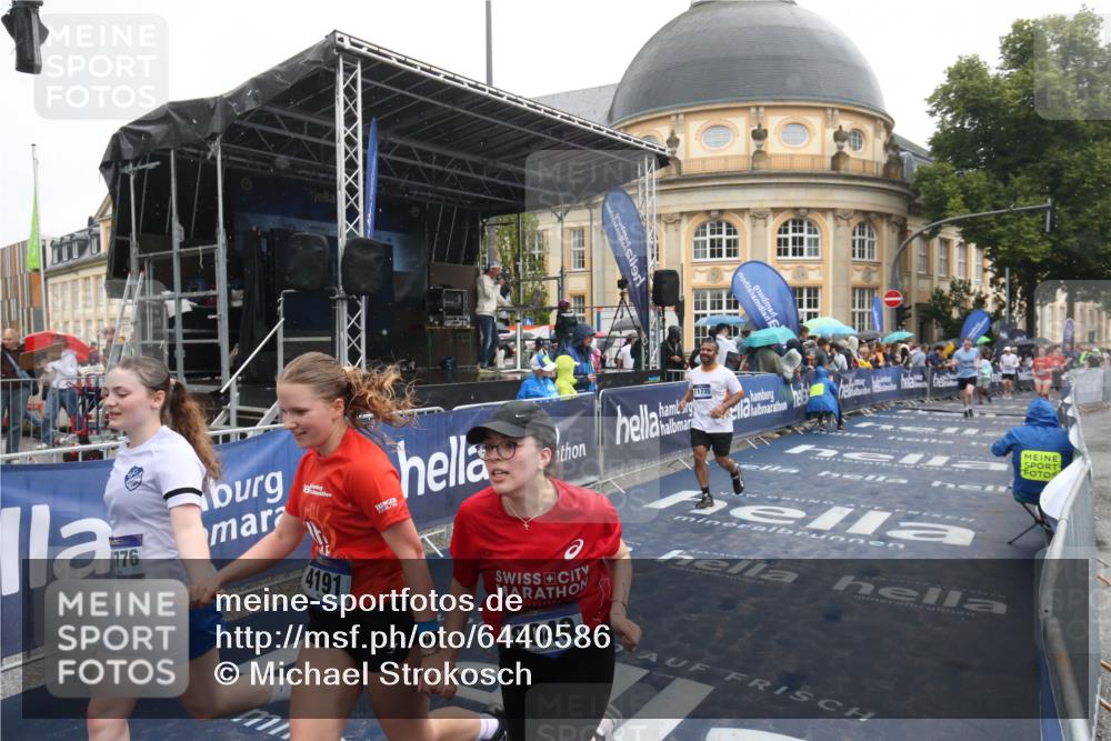 30.06.2024 - hella hamburg halbmarathon Michael Strokosch http://msf.ph/oto/6440586 30.06.2024 12:22:46 Ziel 2789, 3277, 3989, 4191, 8049, 8273, 10776, 11735 meine-sportfotos.de