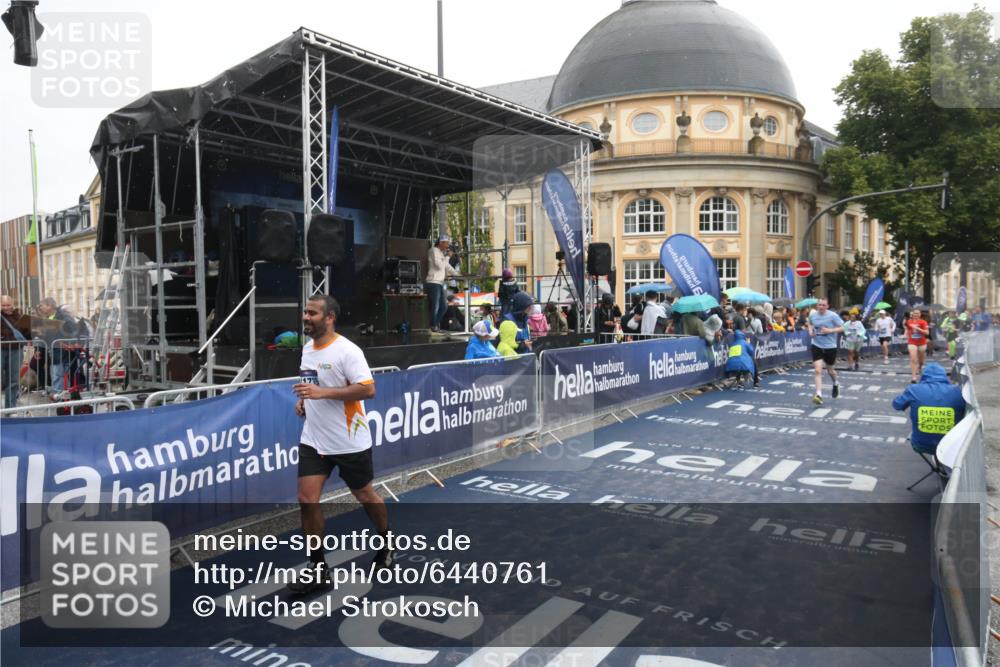 30.06.2024 - hella hamburg halbmarathon Michael Strokosch http://msf.ph/oto/6440761 30.06.2024 12:22:48 Ziel 4191, 8273, 10600, 10776, 11735 meine-sportfotos.de