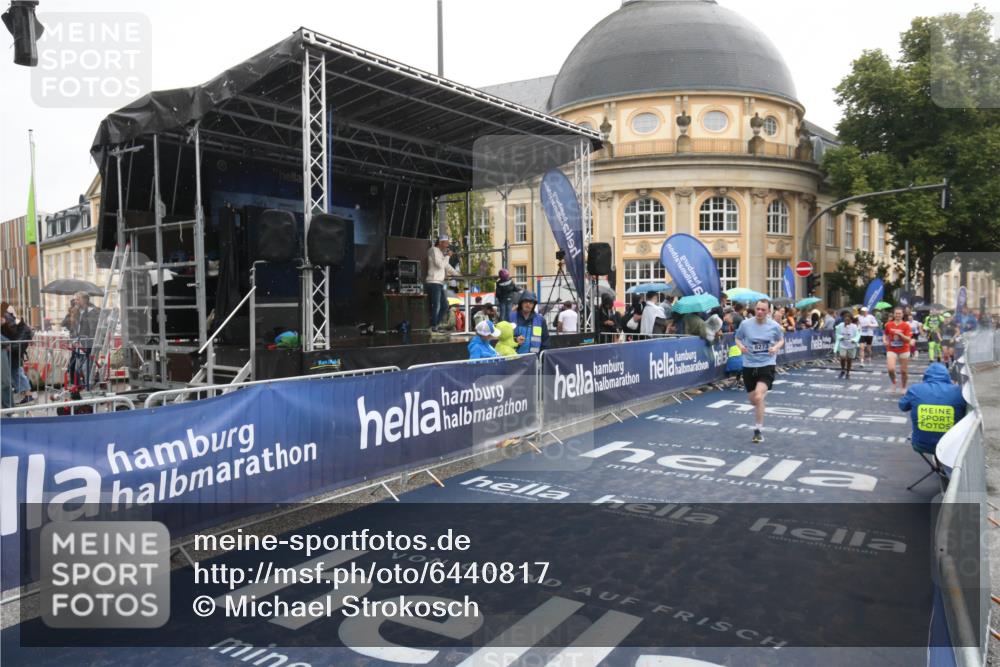 30.06.2024 - hella hamburg halbmarathon Michael Strokosch http://msf.ph/oto/6440817 30.06.2024 12:22:49 Ziel 8273, 10600, 11735 meine-sportfotos.de