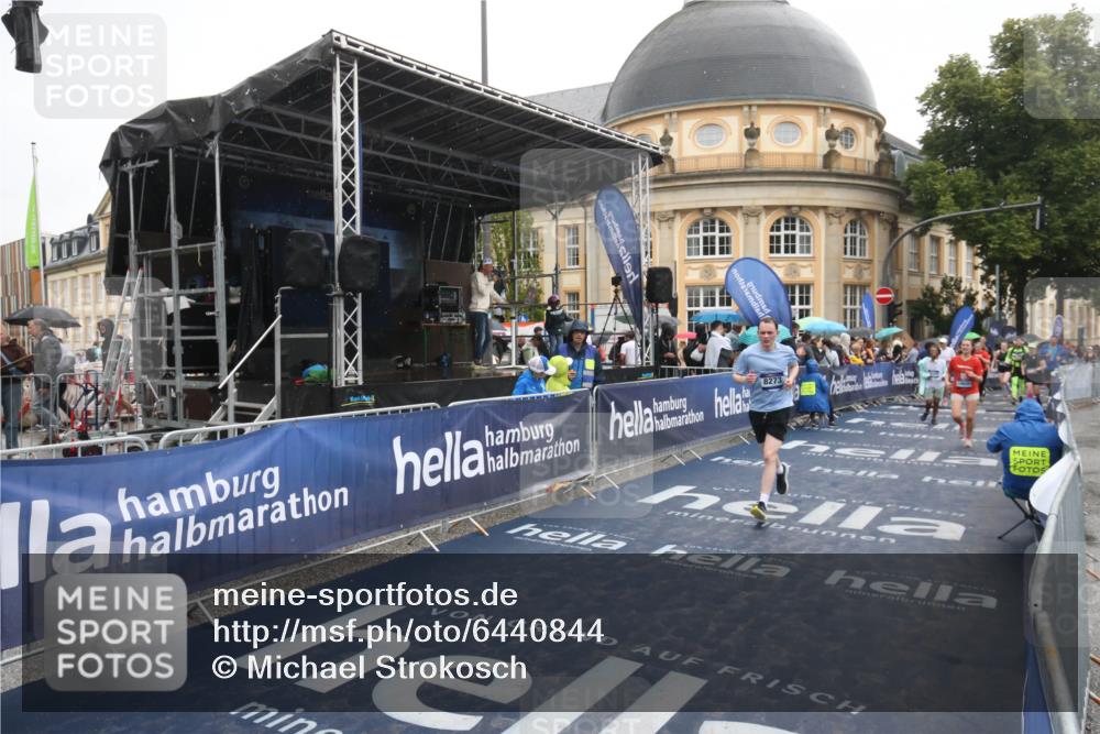 30.06.2024 - hella hamburg halbmarathon Michael Strokosch http://msf.ph/oto/6440844 30.06.2024 12:22:50 Ziel 4623, 4624, 8273, 9501, 10600, 11735 meine-sportfotos.de