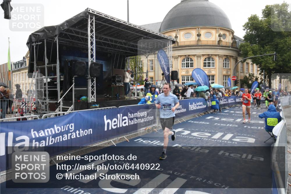 30.06.2024 - hella hamburg halbmarathon Michael Strokosch http://msf.ph/oto/6440922 30.06.2024 12:22:51 Ziel 4510, 4623, 4624, 8273, 9501, 10600 meine-sportfotos.de