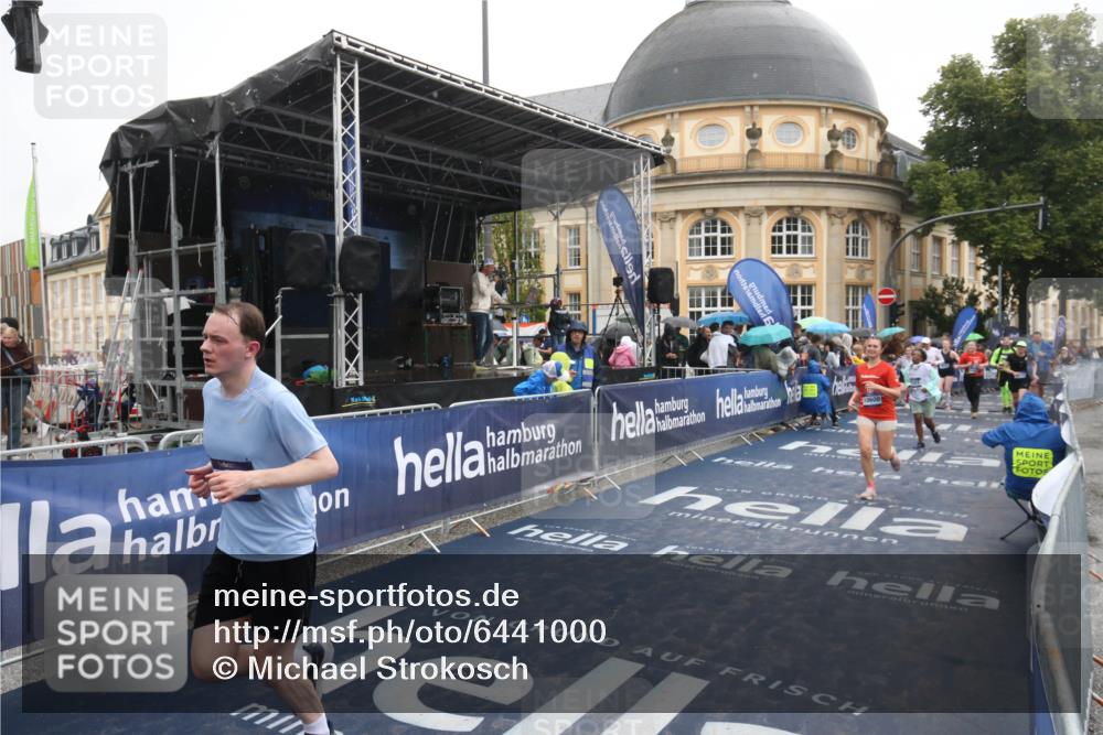 30.06.2024 - hella hamburg halbmarathon Michael Strokosch http://msf.ph/oto/6441000 30.06.2024 12:22:52 Ziel 4510, 4623, 4624, 8273, 8668, 9501, 10600 meine-sportfotos.de