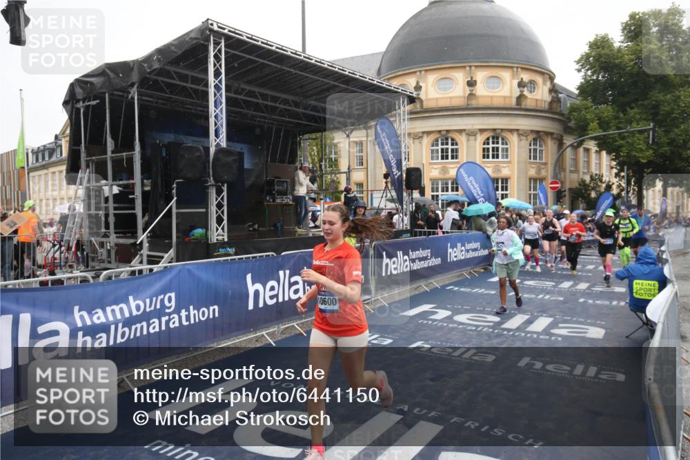 30.06.2024 - hella hamburg halbmarathon Michael Strokosch http://msf.ph/oto/6441150 30.06.2024 12:22:54 Ziel 4510, 4623, 4624, 5877, 7449, 8668, 9501, 10600 meine-sportfotos.de