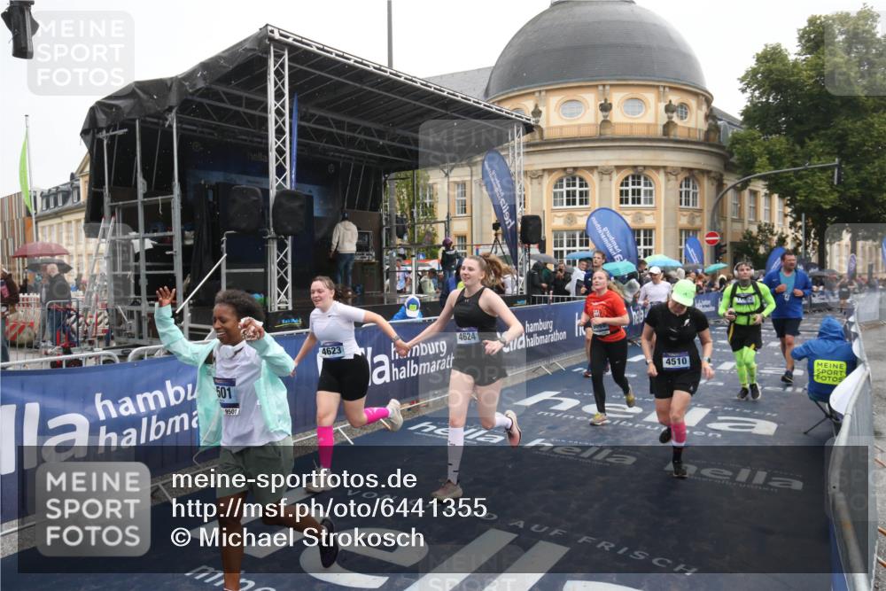 30.06.2024 - hella hamburg halbmarathon Michael Strokosch http://msf.ph/oto/6441355 30.06.2024 12:22:57 Ziel 4269, 4510, 4623, 4624, 5877, 7449, 8668, 9501, 11552 meine-sportfotos.de
