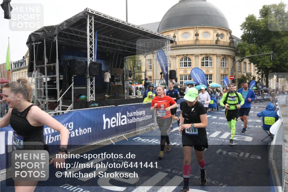 30.06.2024 - hella hamburg halbmarathon Michael Strokosch http://msf.ph/oto/6441441 30.06.2024 12:22:58 Ziel 4269, 4510, 4623, 4624, 5877, 7449, 8668, 9501, 11552 meine-sportfotos.de