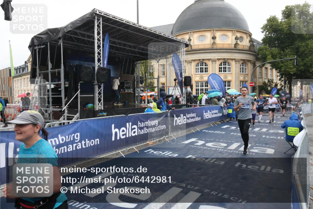 30.06.2024 - hella hamburg halbmarathon Michael Strokosch http://msf.ph/oto/6442981 30.06.2024 12:23:25 Ziel 720, 766, 3310, 4155, 4156, 8471, 11779, 11866 meine-sportfotos.de