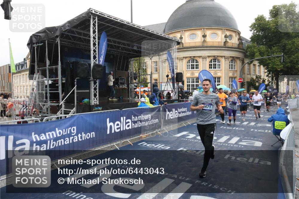 30.06.2024 - hella hamburg halbmarathon Michael Strokosch http://msf.ph/oto/6443043 30.06.2024 12:23:26 Ziel 720, 766, 4155, 4156, 8471, 11779, 11866 meine-sportfotos.de