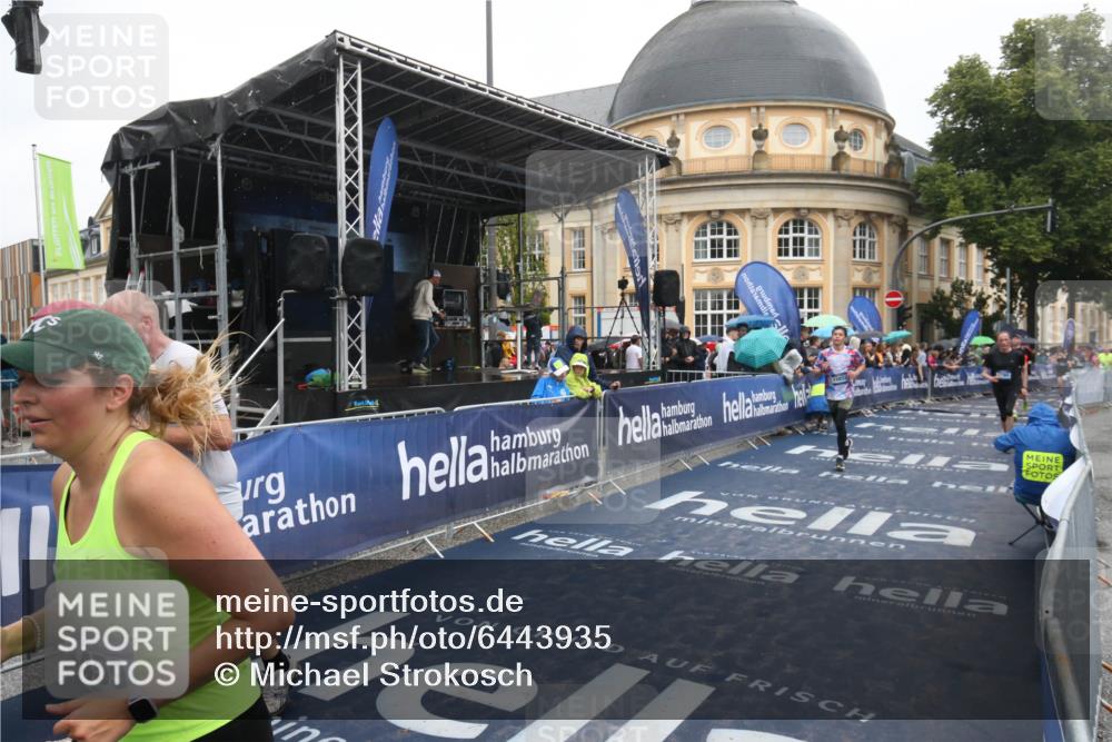 30.06.2024 - hella hamburg halbmarathon Michael Strokosch http://msf.ph/oto/6443935 30.06.2024 12:23:40 Ziel 2065, 3795, 6459, 7840, 10852, 13450 meine-sportfotos.de