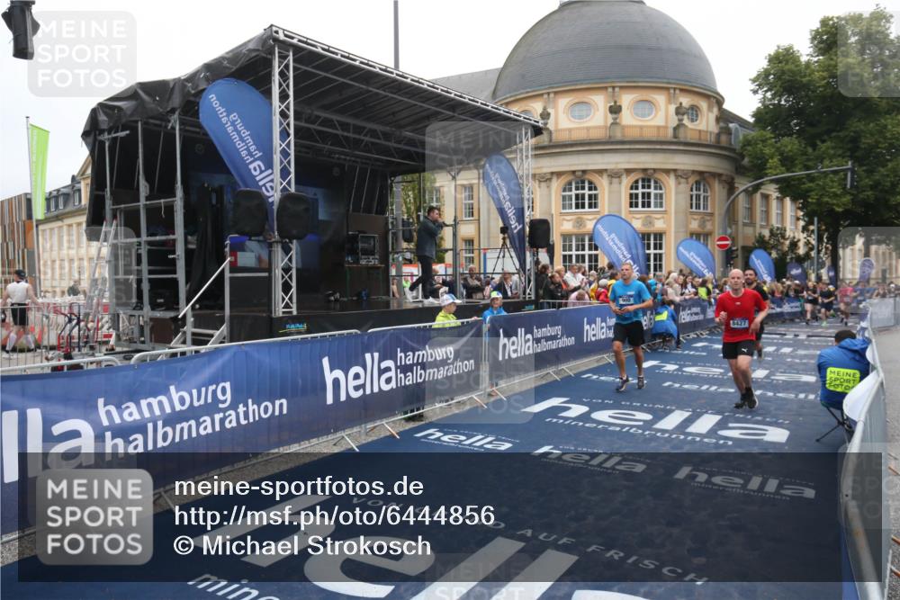 30.06.2024 - hella hamburg halbmarathon Michael Strokosch http://msf.ph/oto/6444856 30.06.2024 11:08:38 Ziel 900, 8427, 9465, 10770, 13301 meine-sportfotos.de