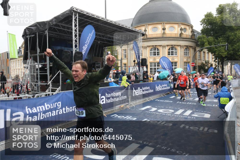 30.06.2024 - hella hamburg halbmarathon Michael Strokosch http://msf.ph/oto/6445075 30.06.2024 12:24:02 Ziel 3643, 3992, 4339, 5516, 5517, 5668, 8432 meine-sportfotos.de