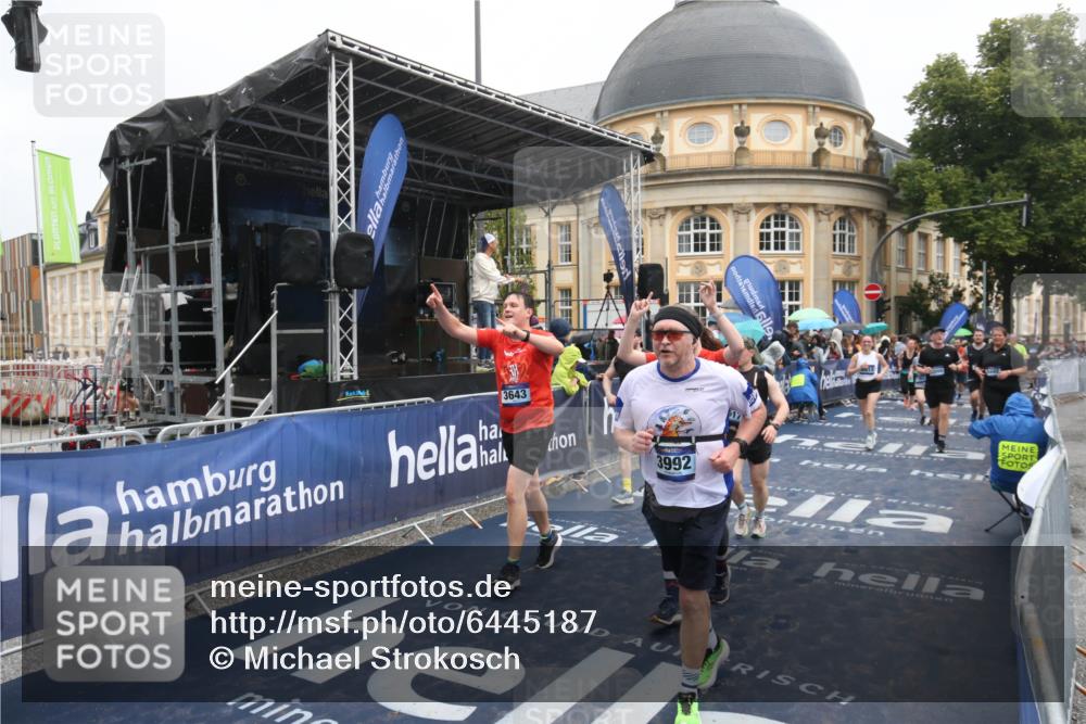 30.06.2024 - hella hamburg halbmarathon Michael Strokosch http://msf.ph/oto/6445187 30.06.2024 12:24:05 Ziel 3643, 3992, 5516, 5517, 5668, 7570, 7983, 8432, 8913, 11647, 12098 meine-sportfotos.de