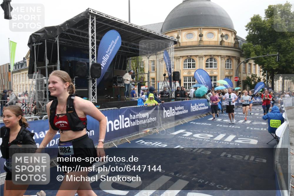 30.06.2024 - hella hamburg halbmarathon Michael Strokosch http://msf.ph/oto/6447144 30.06.2024 12:24:38 Ziel 809, 3728, 4074, 5173, 5273, 7585, 7815, 8036, 9882, 10863, 12274, 13125 meine-sportfotos.de