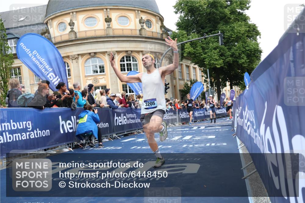 30.06.2024 - hella hamburg halbmarathon Strokosch-Dieckow http://msf.ph/oto/6448450 30.06.2024 10:37:46 Ziel 2001, 3205, 4328, 4547, 6785, 6826, 7698, 8976, 9247, 9290, 9381, 9461, 9541, 10569, 11096, 11366, 11379, 11444, 11694, 11726, 11773, 12091, 12153 meine-sportfotos.de