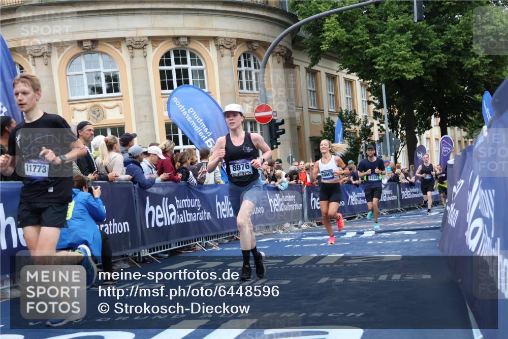 30.06.2024 - hella hamburg halbmarathon Strokosch-Dieckow http://msf.ph/oto/6448596 30.06.2024 10:37:49 Ziel 2001, 4547, 6785, 6826, 7698, 8976, 9247, 9381, 10569, 11061, 11096, 11366, 11379, 11444, 11694, 11773, 12091, 12153 meine-sportfotos.de