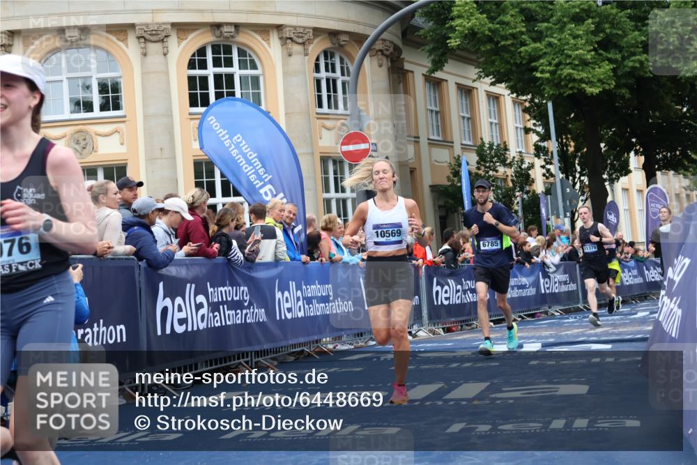 30.06.2024 - hella hamburg halbmarathon Strokosch-Dieckow http://msf.ph/oto/6448669 30.06.2024 10:37:50 Ziel 2001, 4547, 6785, 6826, 7698, 8976, 9247, 9381, 10485, 10569, 11061, 11096, 11366, 11379, 11444, 11694, 11773, 12091, 12153 meine-sportfotos.de