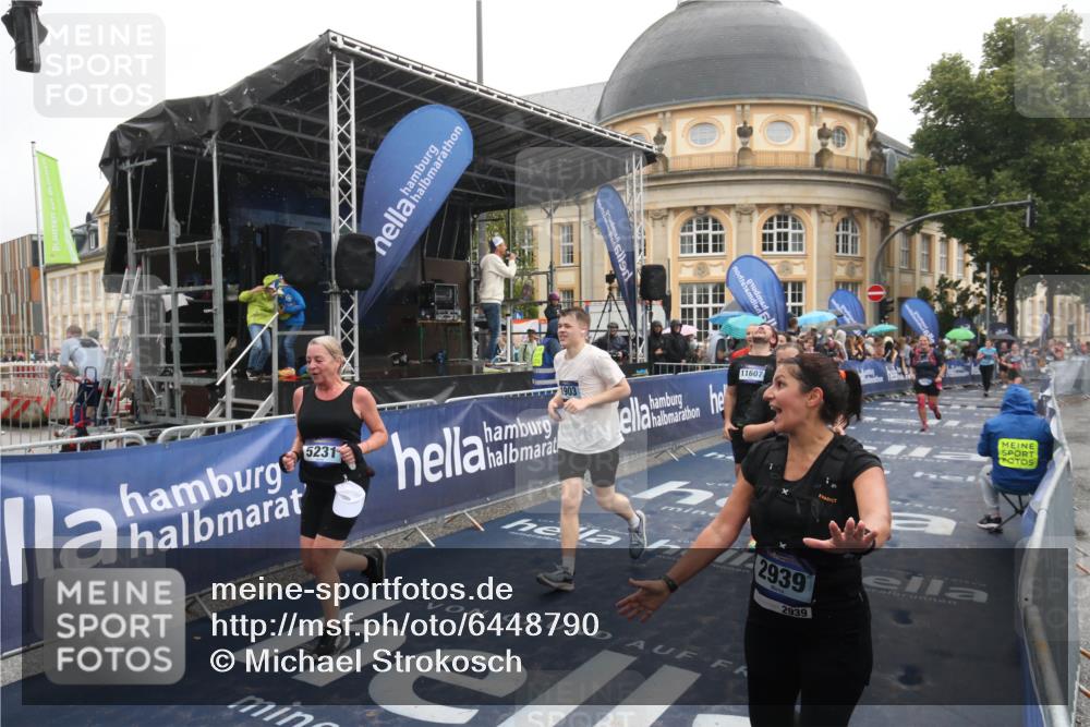 30.06.2024 - hella hamburg halbmarathon Michael Strokosch http://msf.ph/oto/6448790 30.06.2024 12:25:13 Ziel 667, 1892, 1903, 2938, 2939, 3125, 4344, 10594, 11607 meine-sportfotos.de