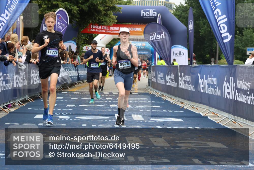 30.06.2024 - hella hamburg halbmarathon Strokosch-Dieckow http://msf.ph/oto/6449495 30.06.2024 10:37:45 Ziel 2001, 3205, 4547, 6785, 6826, 7698, 8976, 9247, 9290, 9381, 9541, 10569, 11096, 11366, 11379, 11444, 11694, 11773, 12091, 12153, 2001, 3205, 4547, 6785, 6826, 7698, 8976, 9247, 9290, 9381, 9541, 10569, 11096, 11366, 11379, 11444, 11694, 11773, 12091, 12153 meine-sportfotos.de
