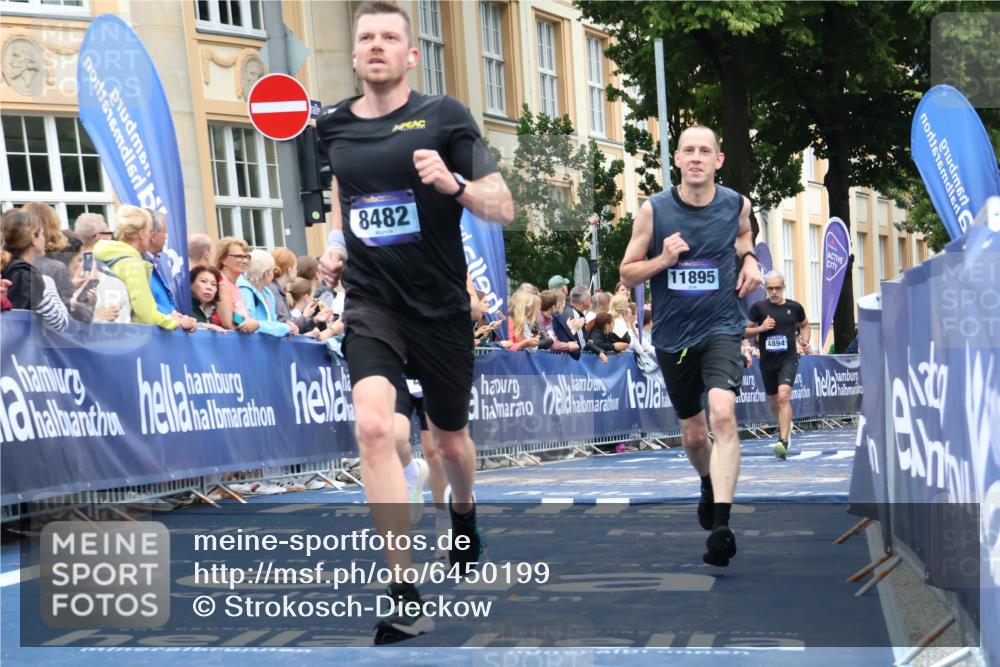 30.06.2024 - hella hamburg halbmarathon Strokosch-Dieckow http://msf.ph/oto/6450199 30.06.2024 10:38:11 Ziel 1727, 2022, 4452, 4894, 7954, 8482, 8565, 10067, 10178, 10485, 11061, 11857, 11895 meine-sportfotos.de