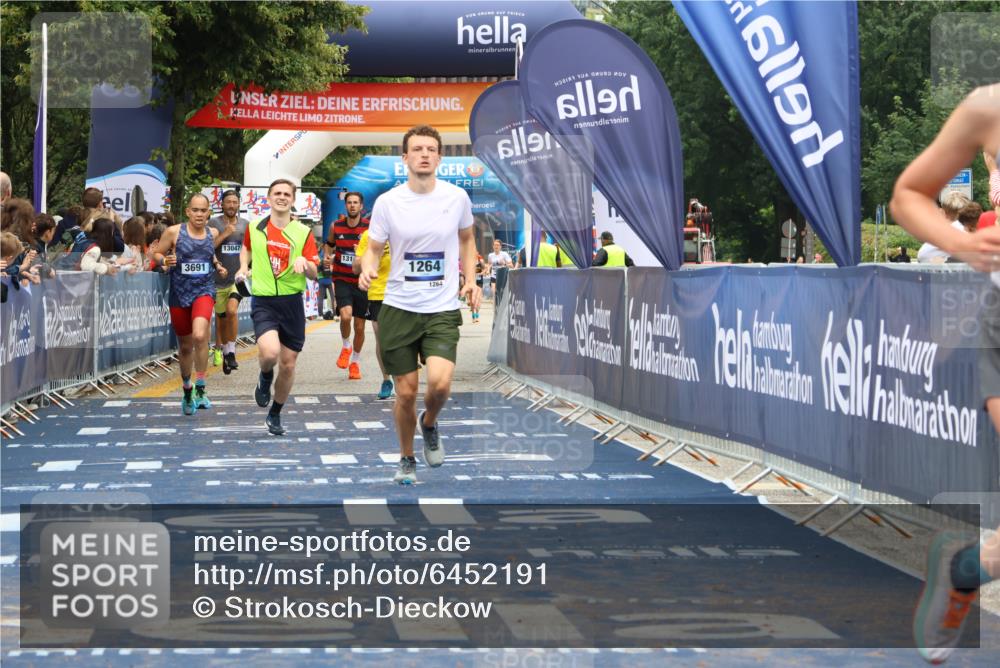 30.06.2024 - hella hamburg halbmarathon Strokosch-Dieckow http://msf.ph/oto/6452191 30.06.2024 10:38:28 Ziel 646, 1264, 1574, 1635, 2022, 2026, 2618, 3291, 3691, 5161, 5308, 5655, 8143, 8434, 9851, 10614, 11857, 12457, 13025, 13047, 13149, 13442, 646, 1264, 1574, 1635, 2022, 2026, 2618, 3291, 3691, 5161, 5308, 5655, 8143, 8434, 9851, 10614, 11857, 12457, 13025, 13047, 13149, 13442 meine-sportfotos.de