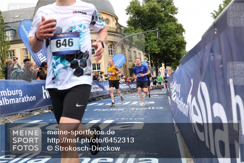 30.06.2024 - hella hamburg halbmarathon Strokosch-Dieckow http://msf.ph/oto/6452313 30.06.2024 10:38:41 Ziel 609, 646, 980, 1574, 1663, 1816, 2026, 3291, 5308, 5655, 6333, 7431, 7930, 8143, 8434, 9810, 9851, 10195, 10262, 10614, 11277, 12002, 12316, 12457, 13025, 13442 meine-sportfotos.de