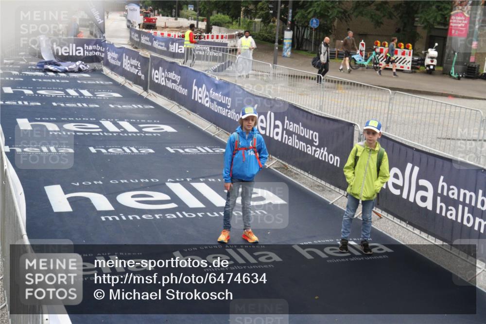 30.06.2024 - hella hamburg halbmarathon Michael Strokosch http://msf.ph/oto/6474634 30.06.2024 08:05:50 Ziel  meine-sportfotos.de
