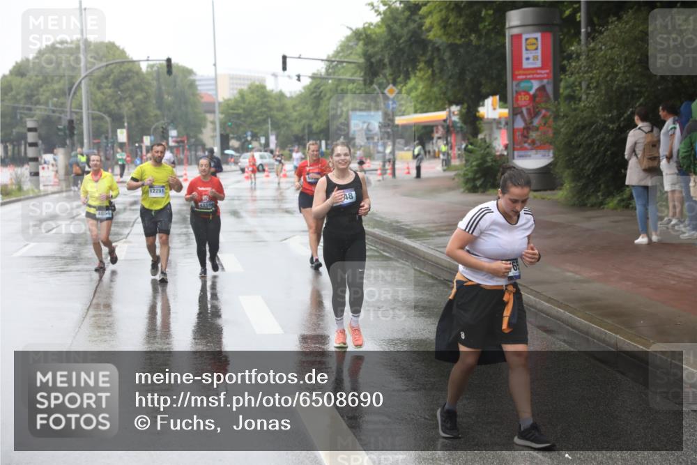 30.06.2024 - hella hamburg halbmarathon Fuchs,  Jonas http://msf.ph/oto/6508690 30.06.2024 12:21:45 20KM 613, 683, 2407, 2785, 8748, 8770, 8771, 11932, 12177 meine-sportfotos.de