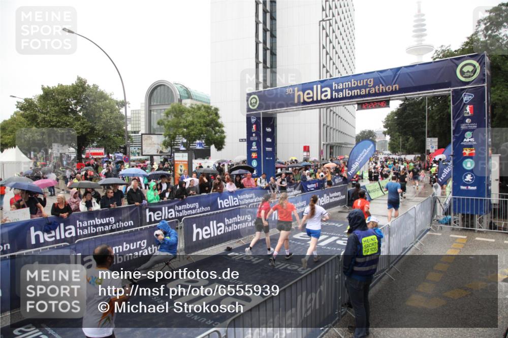 30.06.2024 - hella hamburg halbmarathon Michael Strokosch http://msf.ph/oto/6555939 30.06.2024 12:22:44 Ziel 2789, 3277, 3989, 4191, 8049, 8273, 10150, 10776, 11735 meine-sportfotos.de