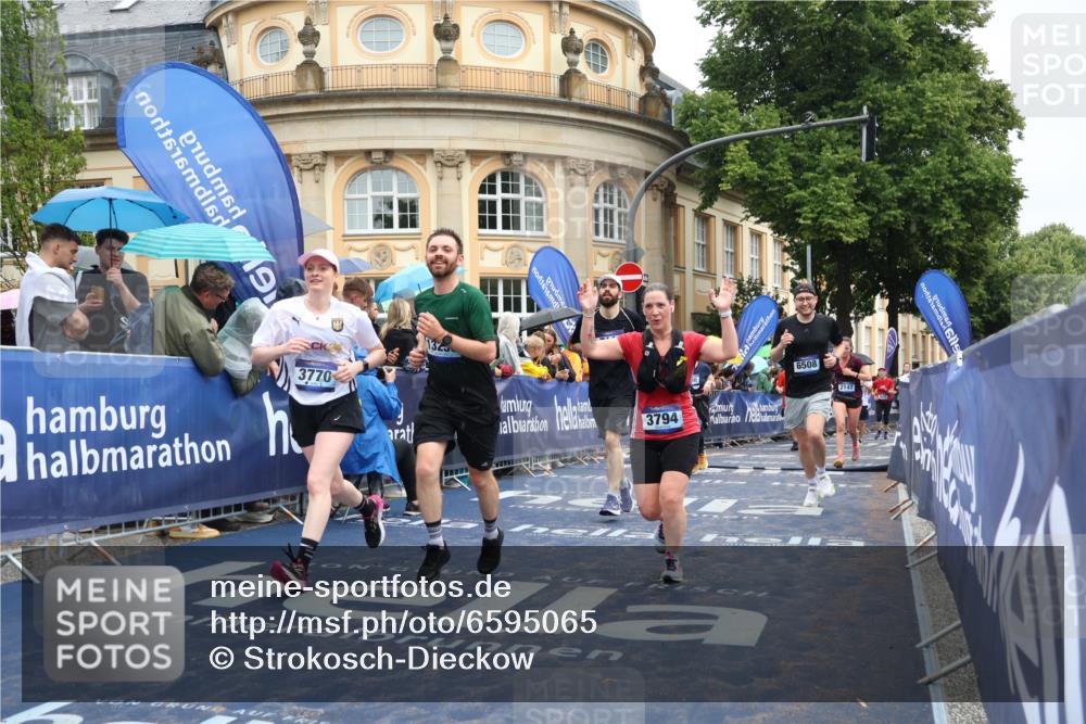 30.06.2024 - hella hamburg halbmarathon Strokosch-Dieckow http://msf.ph/oto/6595065 30.06.2024 12:21:28 Ziel 2147, 3770, 3794, 4636, 5070, 5979, 6424, 6508, 7144, 7528, 7857, 8306, 9110, 10787, 11543, 13258 meine-sportfotos.de