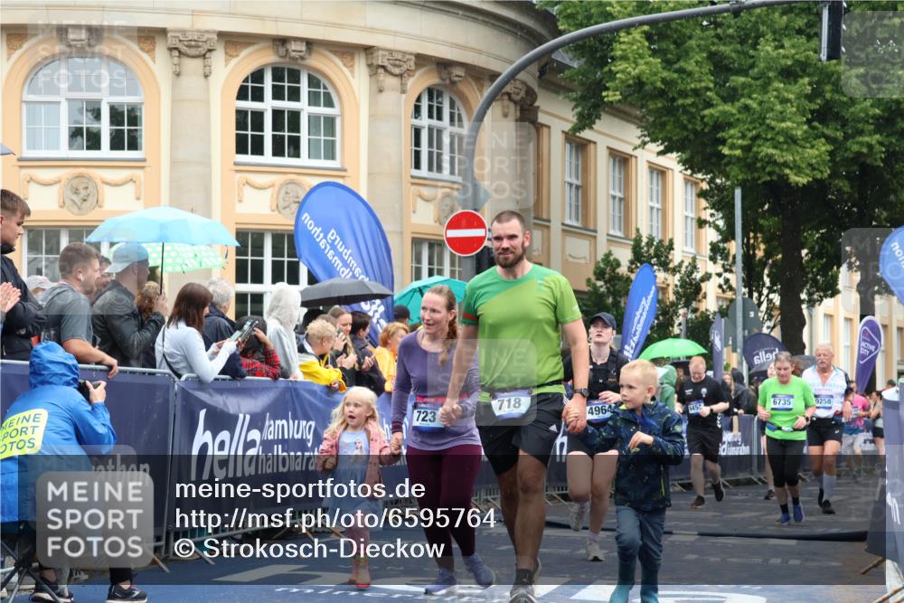 30.06.2024 - hella hamburg halbmarathon Strokosch-Dieckow http://msf.ph/oto/6595764 30.06.2024 12:22:00 Ziel 723, 2220, 2424, 2498, 4964, 6624, 6735, 8349, 8350, 9258, 9451, 12229, 12244, 13048 meine-sportfotos.de