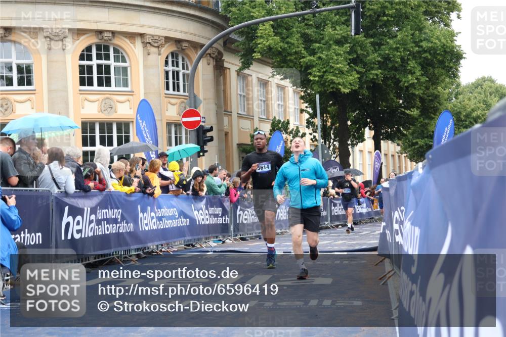 30.06.2024 - hella hamburg halbmarathon Strokosch-Dieckow http://msf.ph/oto/6596419 30.06.2024 12:22:26 Ziel 2789, 3277, 3989, 4191, 4331, 4529, 5426, 5614, 6088, 7267, 8049, 10150, 10227, 10776, 11735 meine-sportfotos.de