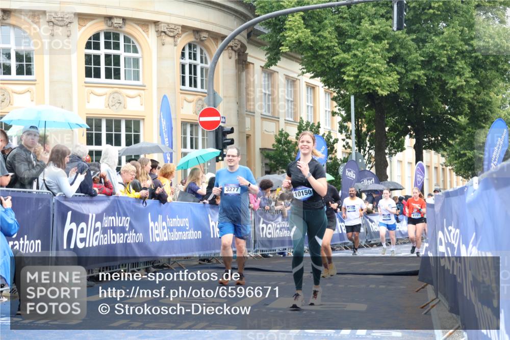 30.06.2024 - hella hamburg halbmarathon Strokosch-Dieckow http://msf.ph/oto/6596671 30.06.2024 12:22:35 Ziel 2789, 3277, 3989, 4191, 4529, 4623, 4624, 6088, 8049, 8273, 9501, 10150, 10600, 10776, 11735 meine-sportfotos.de