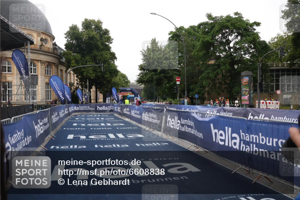 30.06.2024 - hella hamburg halbmarathon Lena Gebhardt http://msf.ph/oto/6608838 30.06.2024 08:43:04 Ziel  meine-sportfotos.de