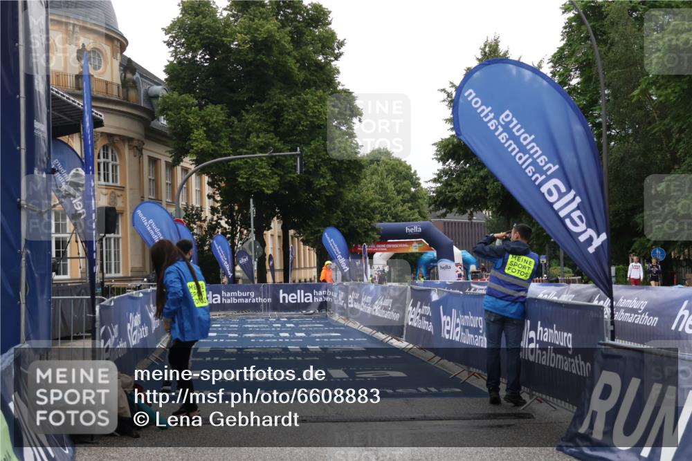 30.06.2024 - hella hamburg halbmarathon Lena Gebhardt http://msf.ph/oto/6608883 30.06.2024 08:45:26 Ziel  meine-sportfotos.de