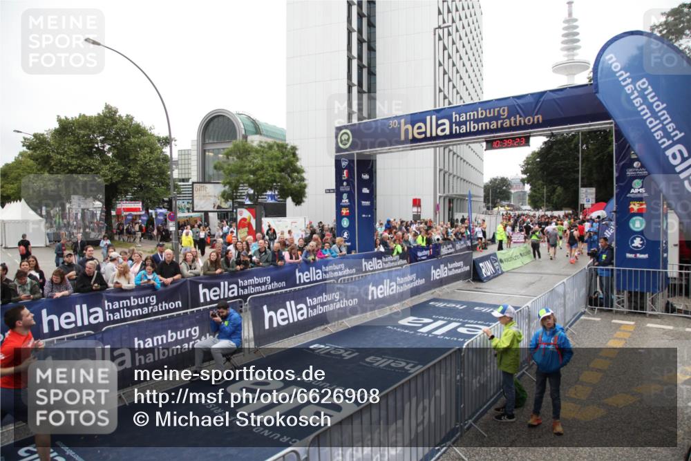 30.06.2024 - hella hamburg halbmarathon Michael Strokosch http://msf.ph/oto/6626908 30.06.2024 10:39:22 Ziel 1289, 2991, 6551 meine-sportfotos.de